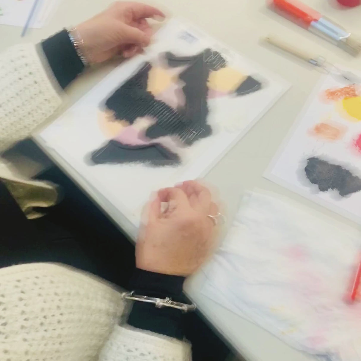 Kit Pochoirs Absolu – 3 pochoirs abstraits superposables + toile A4 incluse