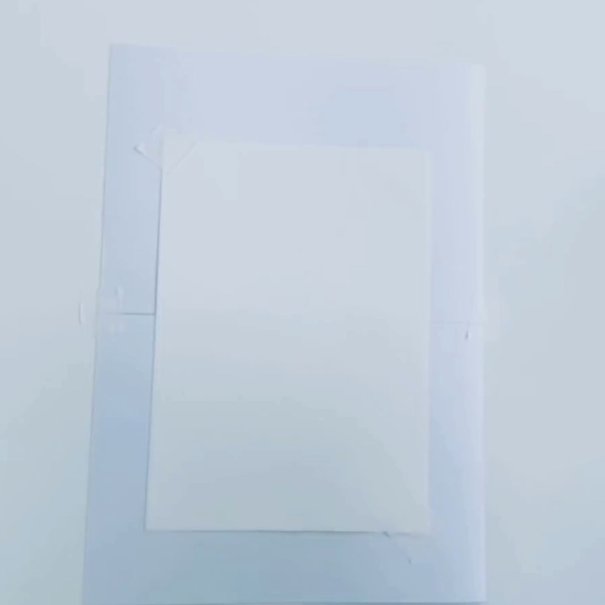 Vidéo montrant la réalisation de La Joconde avec un kit Panash Art à 3 pochoirs superposables. Démonstration étape par étape sur toile A4 avec peinture acrylique, révélant progressivement le portrait final sans savoir dessiner. Alternative créative à la peinture par numéros, pochoirs réutilisables fabriqués en France.