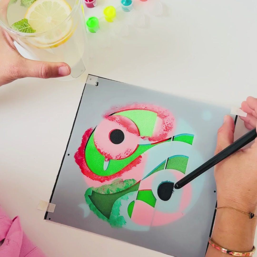 Kit Pochoirs Sinergy – 3 pochoirs abstraits superposables + toile A4 incluse