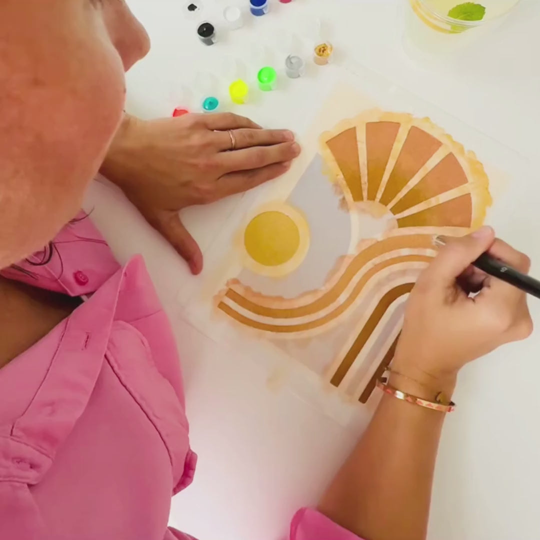 
Vidéo montrant le résultat final du kit pochoir Bloom Aura Panash Art
Réalisation complète avec le kit pochoir Bloom Aura Panash Art
Résultat peint à la main obtenu avec le kit créatif Bloom Aura Panash Art