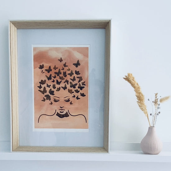 Vidéo montrant la réalisation du modèle Miss Papillon avec les Pochoirs Panash Art, alternative à la peinture par numéros. Kit créatif DIY avec pochoirs superposables réutilisables et toile A4 pour créer une œuvre artistique sans savoir dessiner.