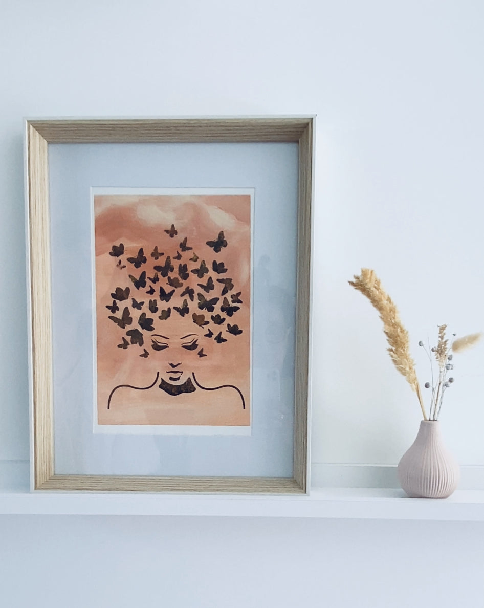 Vidéo montrant la réalisation du modèle Miss Papillon avec les Pochoirs Panash Art, alternative à la peinture par numéros. Kit créatif DIY avec pochoirs superposables réutilisables et toile A4 pour créer une œuvre artistique sans savoir dessiner.