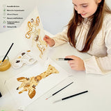 Enfant réalisant une girafe avec un kit créatif Panash Art, utilisant des pochoirs superposables et de la peinture acrylique, activité créative accessible dès 6 ans 