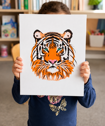 Tableau Tigre Panash Art réalisé avec 3 pochoirs superposables, encadré et exposé sur un mur dans un intérieur lumineux. Décoration murale DIY personnalisée sur toile A4.