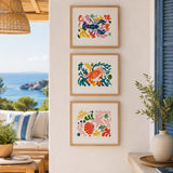 Triptyque Trésors du Large Panash Art – créations aux pochoirs homard, crabe et coquillages encadrées en bois clair dans une maison de vacances 